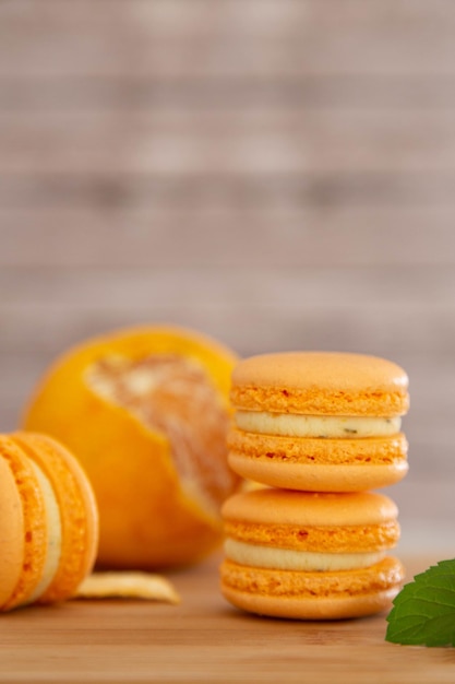 Macarons Mandarins Sur Une Table En Bois. Gros Plan Photo. Mise Au Point Sélective.