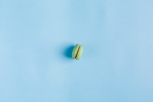 Macarons multicolores sur un fond bleu, vue de dessus, Flatley avec fond