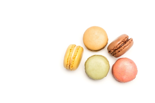 Macarons multicolores isolés sur fond blanc