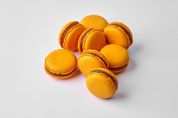 Macarons orange sur fond gris