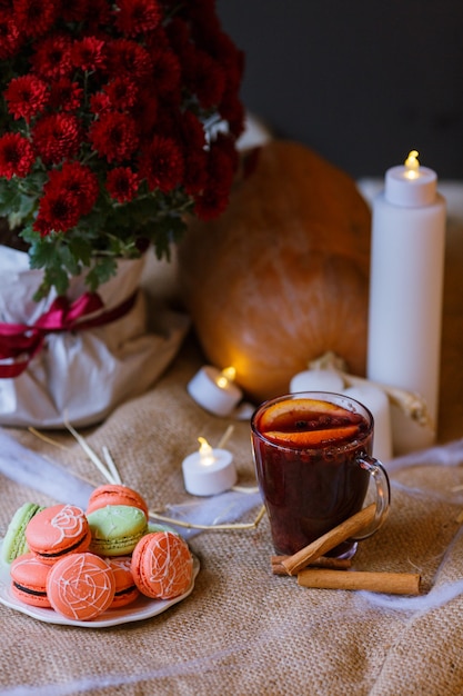 macarons pour la fête d'halloween biscuits effrayants effrayants et thé à la cannelle