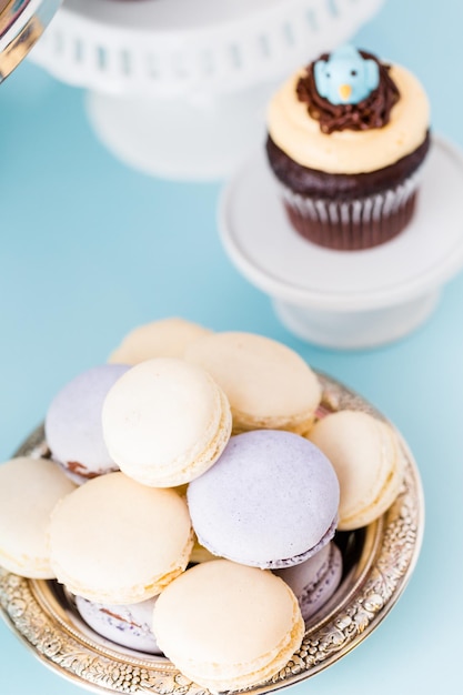 Macarons de printemps gourmands sur plateau d'argent.