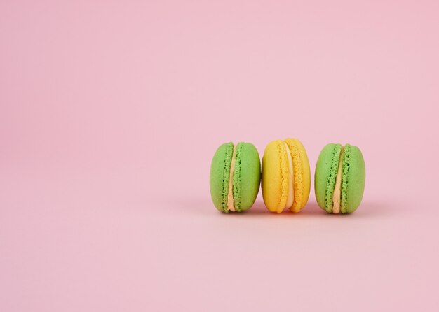 Macarons ronds verts et jaunes