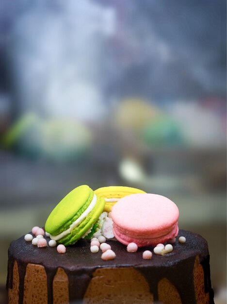 Macarons rose vert décorer sur le gâteau au chocolat