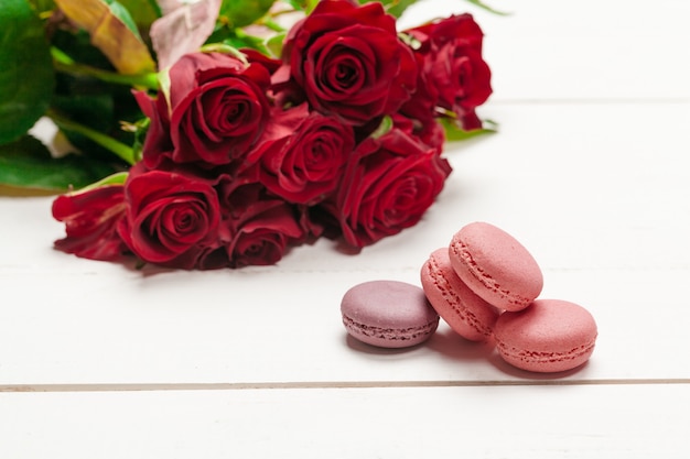 Macarons et roses en forme de bouquet