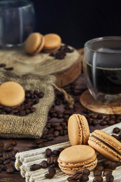 Macarons à saveur de café avec des grains de café et des tasses de café