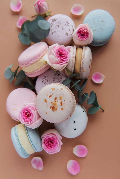 Macarons savoureux avec de belles roses