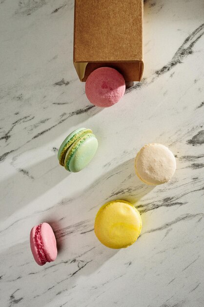 Les macarons sont tombés du sac en papier sur la tableVue de dessus