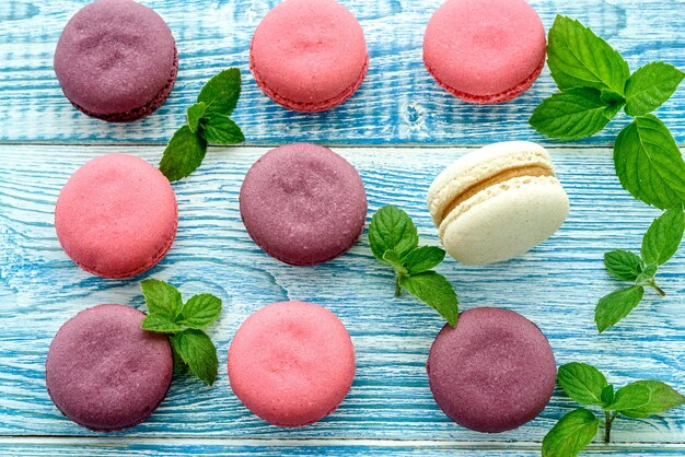 Macarons sucrés sur fond bleu Gâteaux tendance