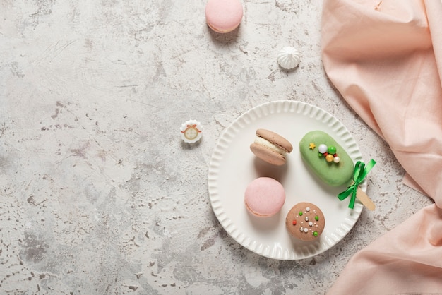 Macarons sucrés français sur la table lumineuse, vue de dessus et espace de copie pour votre texte