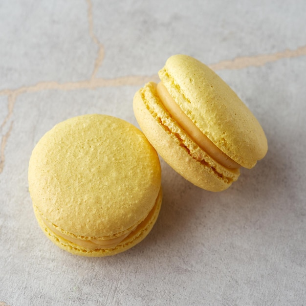 Macarons sucrés à la mangue sur fond de pierre dessert traditionnel français