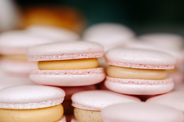 macarons sur une table en bois