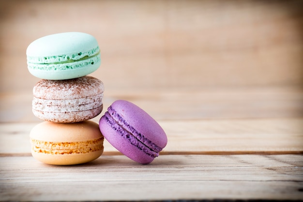 Les macarons et la table.