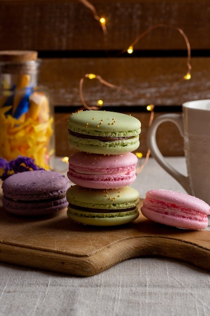 Macarons et tasse de café sur table en bois