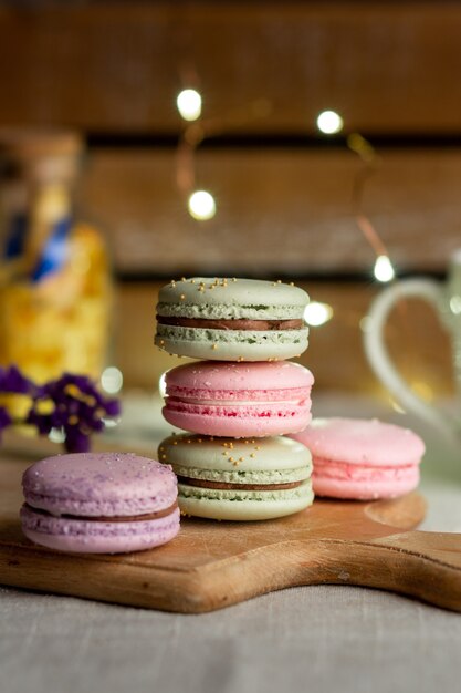 Macarons et tasse de café sur table en bois