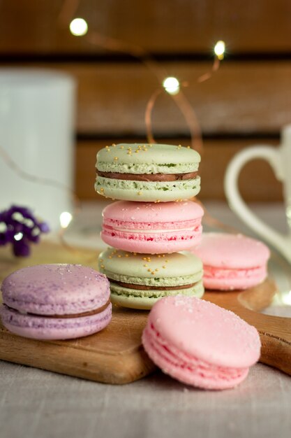 Macarons et tasse de café sur table en bois