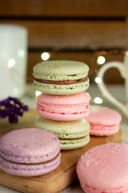 Macarons et tasse de café sur table en bois