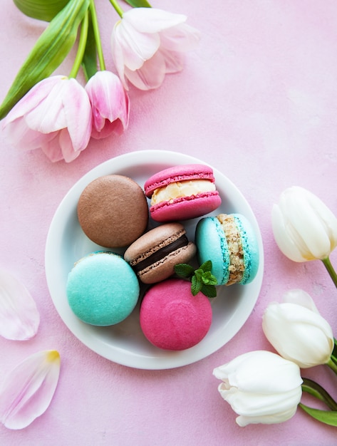 Macarons et tulipes colorées