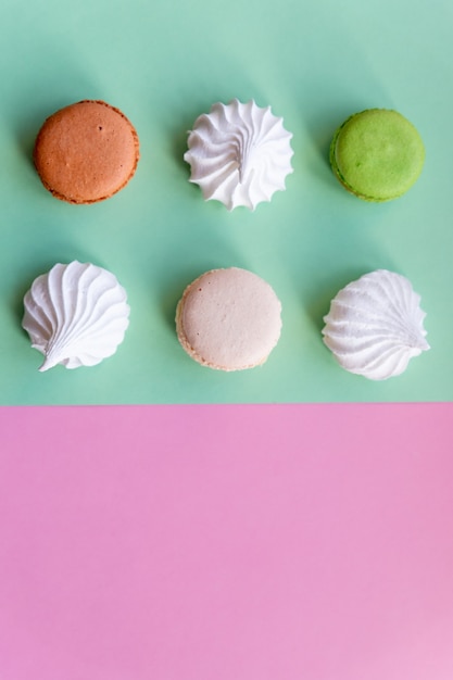 macarons sur vert et rose