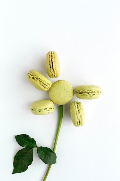 Macarons verts faits maison vu de dessus