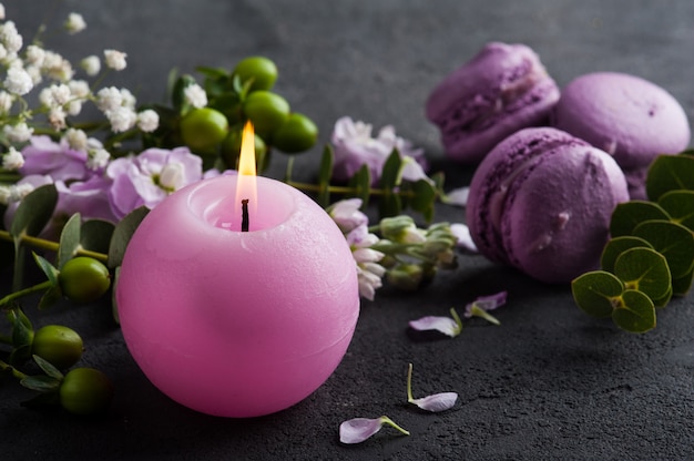 Macarons violets et fleurs