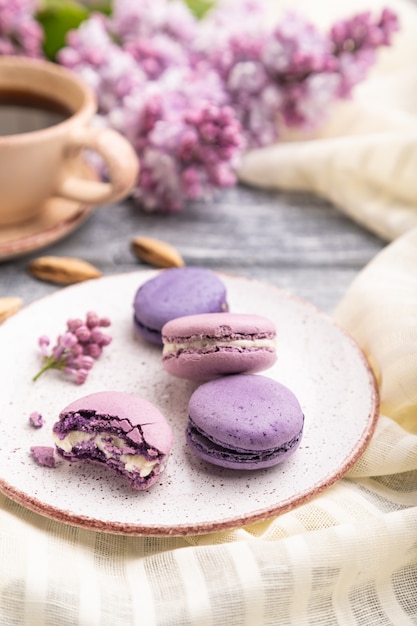 Macarons violets ou gâteaux macarons avec tasse de café