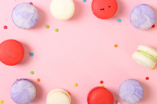 Macarons sur une vue de dessus de fond coloré