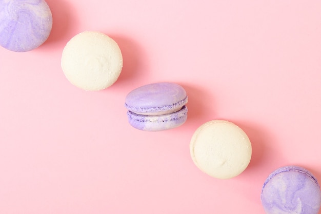 Macarons sur une vue de dessus de fond coloré