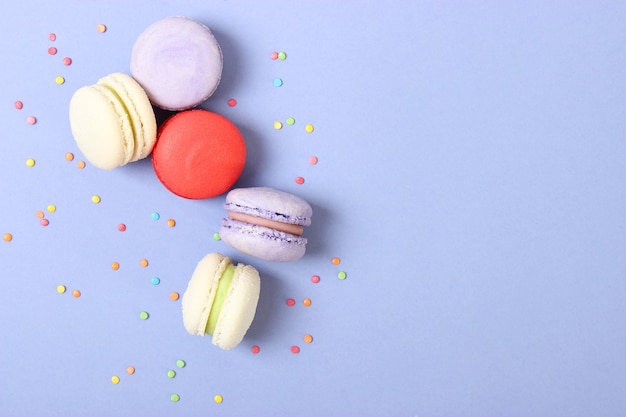 Macarons sur une vue de dessus de fond coloré