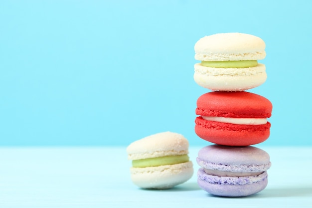 Macarons sur une vue de dessus de fond coloré