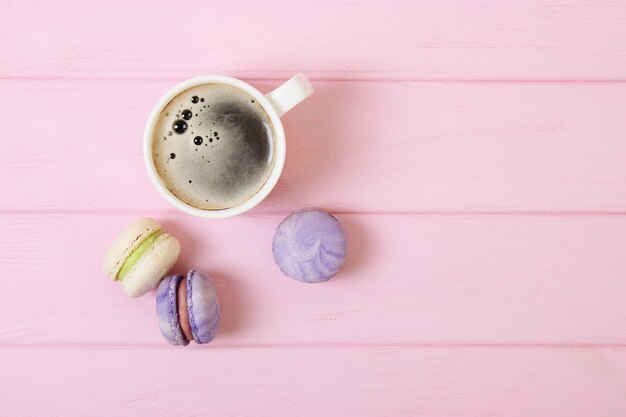 Macarons sur une vue de dessus de fond coloré