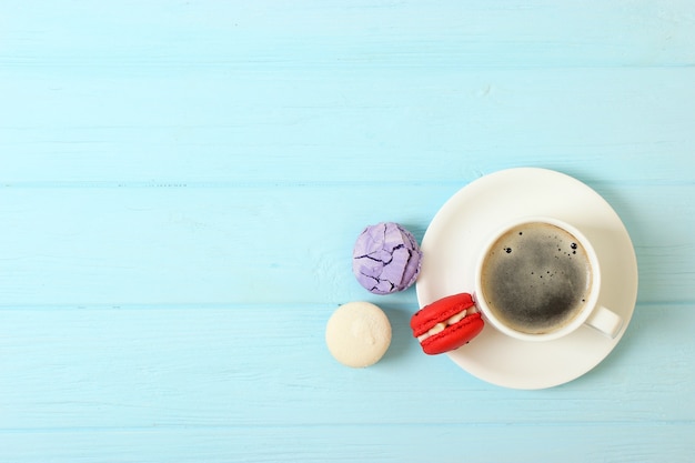 Macarons sur une vue de dessus de fond coloré