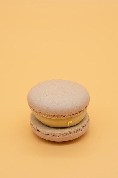 Macaroon sur un fond clair