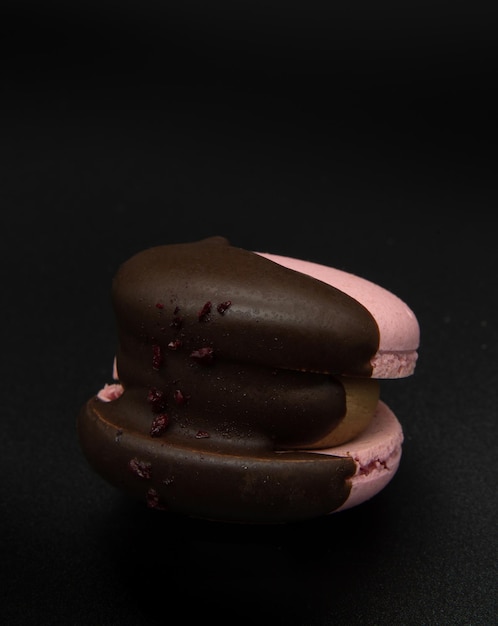 Macaroon sur un fond noir