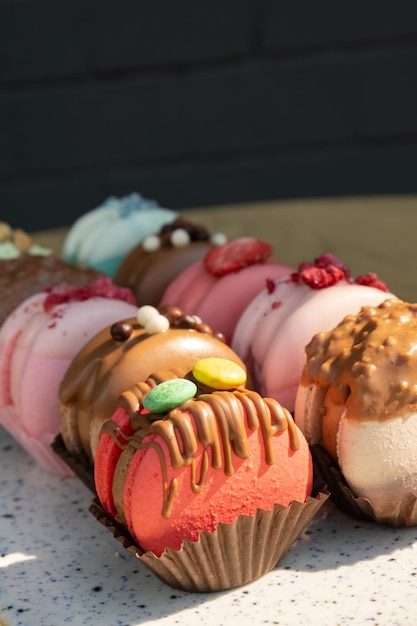 Photo macaroons colorés avec décoration pour ceux qui ont une dent sucrée de près