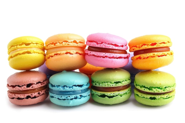 Des macaroons colorés sur fond blanc