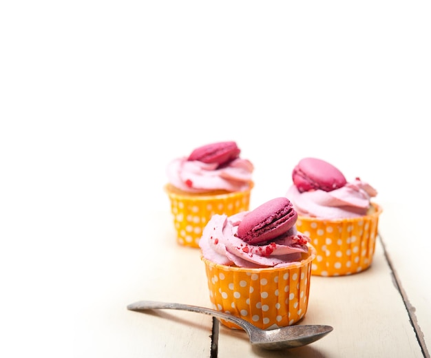 Photo macaroons sur des cupcakes sur un fond blanc