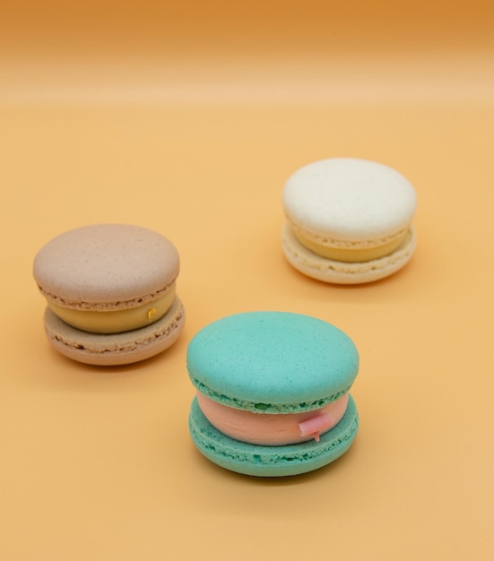 Macaroons sur un fond clair