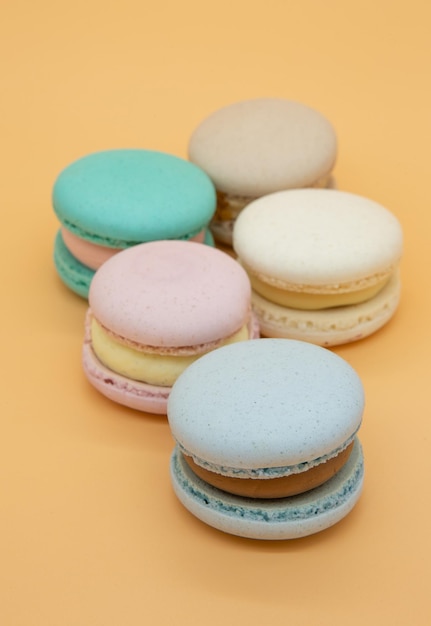 Macaroons sur un fond clair