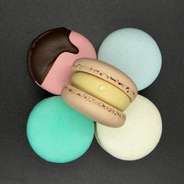 Macaroons sur un fond gris