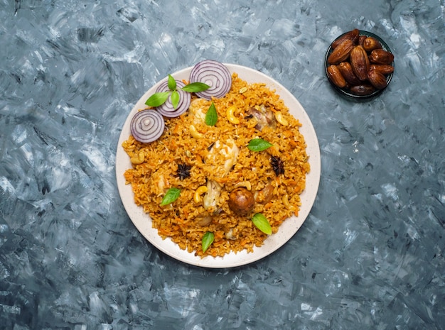 Machboos au poulet (poulet et riz aux épices bahreïnites).