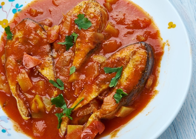 Machcha Besarou, poisson frit mariné au curcuma et cuit dans la moutarde, l'ail et les tomates est un plat typique d'Oriya