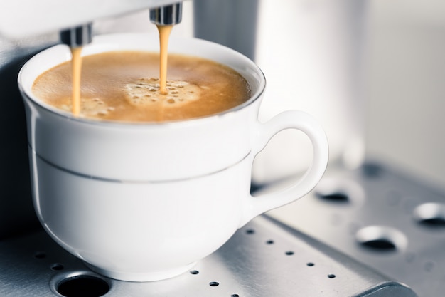 Machine à café automatique faisant un expresso crémeux