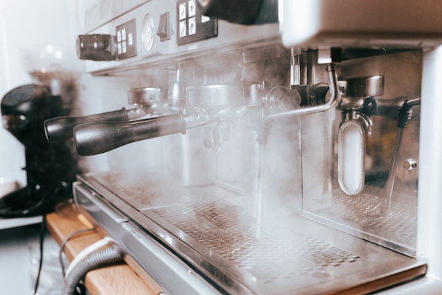 La machine à café cuit de la vapeur lors de la préparation du café