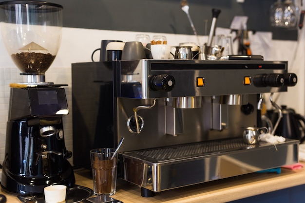 Photo machine à café dans un café. concept de boissons et de café.