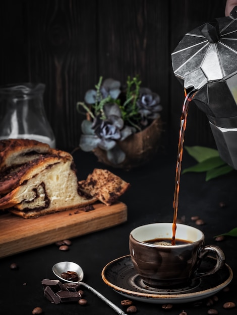 machine à café avec du café fraîchement moulu