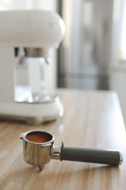 Machine à café élégante blanche dans un intérieur de cuisine confortable