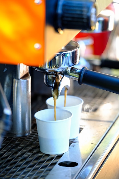 Machine à café faisant un expresso dans un café