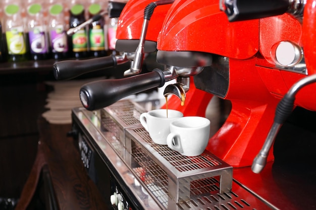 Machine à café avec gros plan de tasses