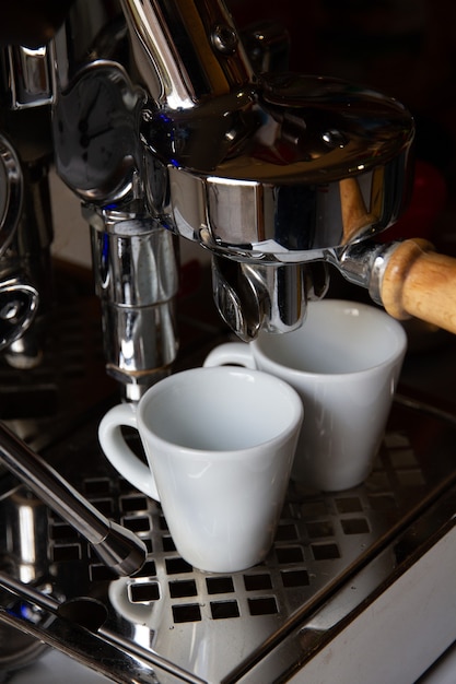 Machine à café, percolateur, vue rapprochée. Fond de barre.